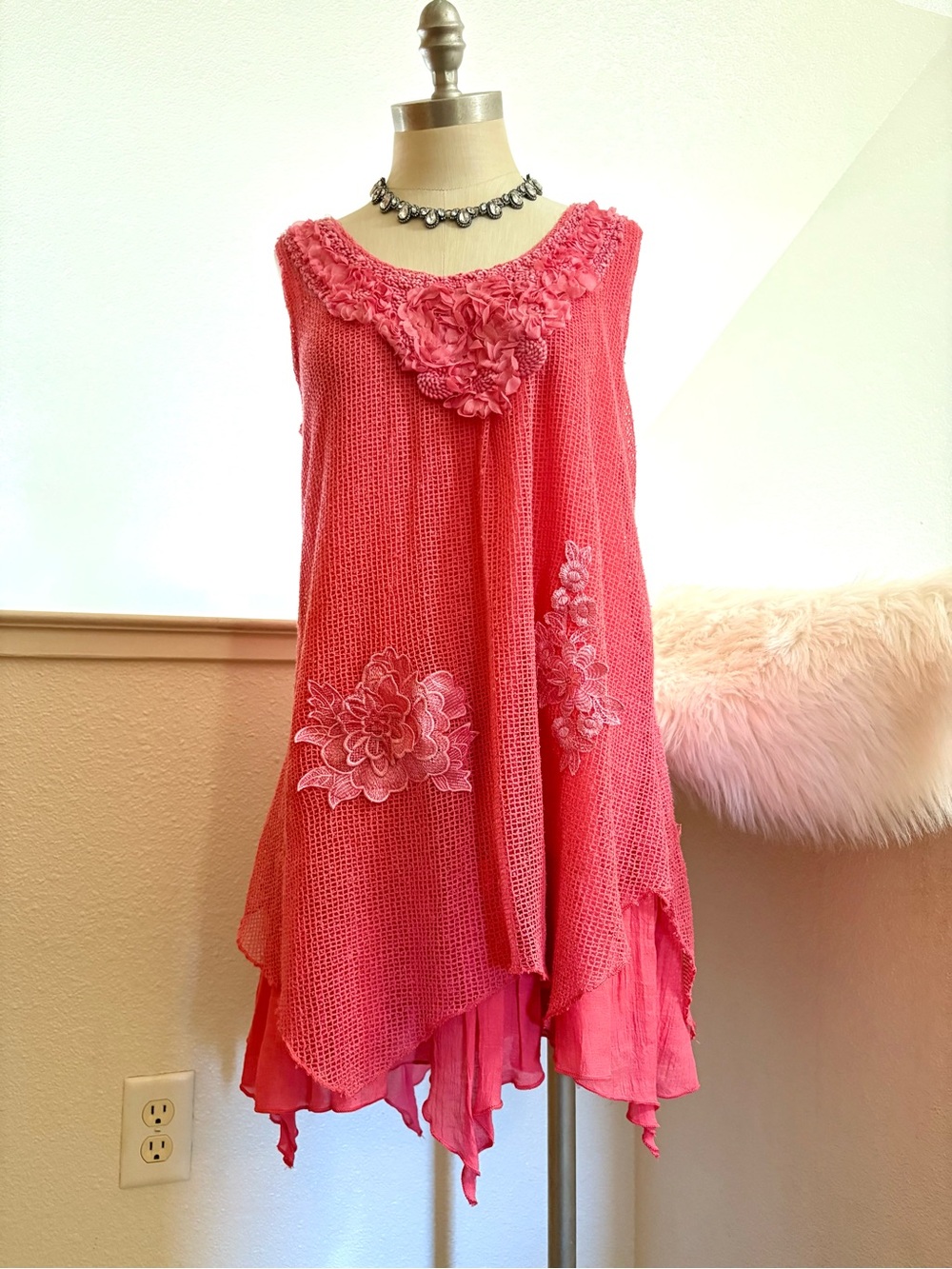 EUC S Pretty Angel Coral Pink Sleeveless Tunic with Floral Detail